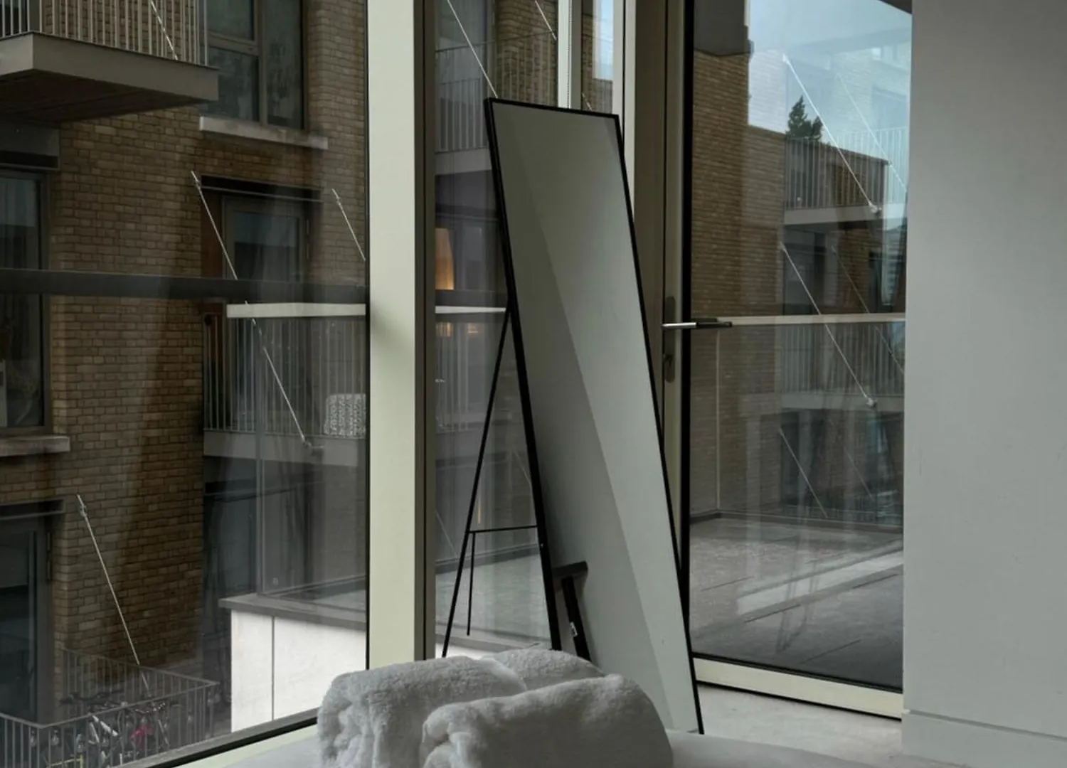 Spacious 3 Bedroom 3 Bathroom Apartment Near Tower Bridge Londyn