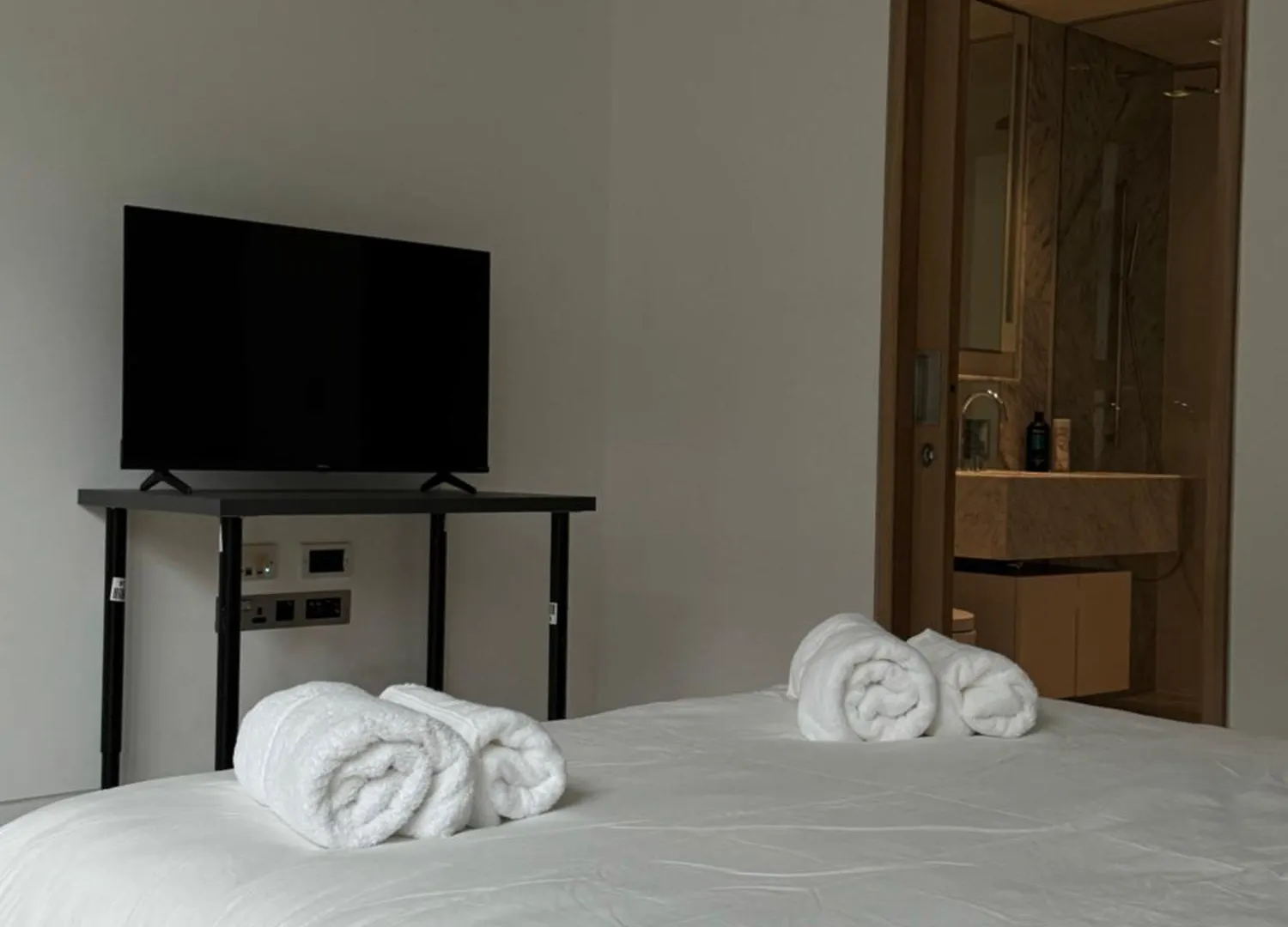 Spacious 3 Bedroom 3 Bathroom Apartment Near Tower Bridge Londyn