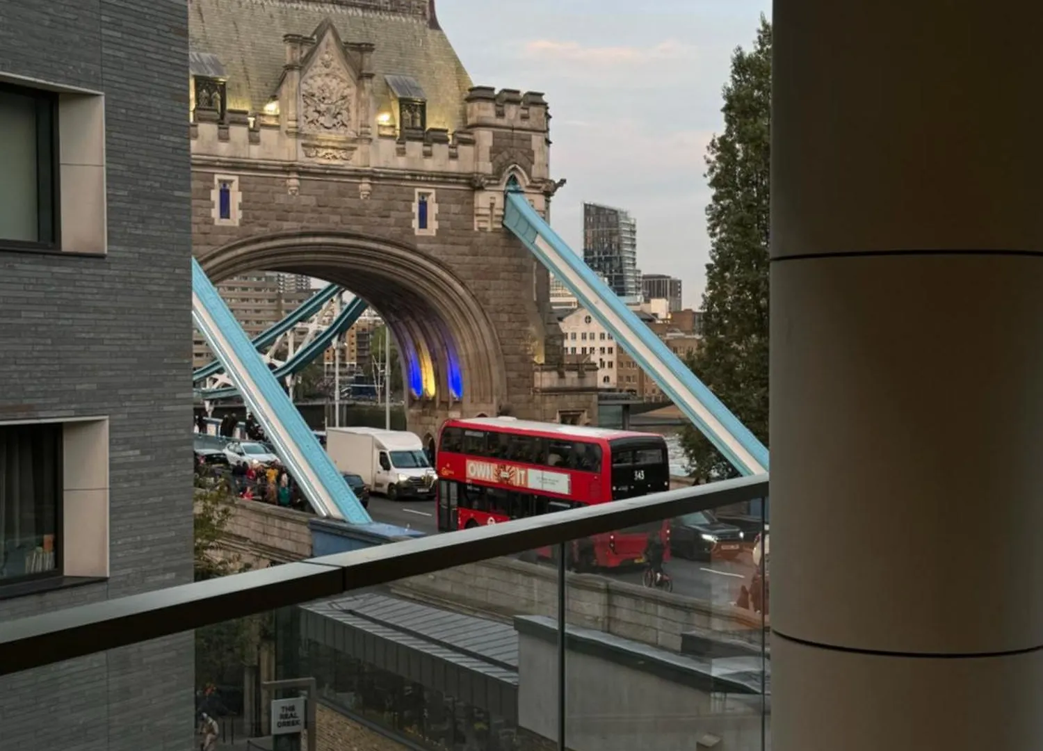 Spacious 3 Bedroom 3 Bathroom Apartment Near Tower Bridge Londyn