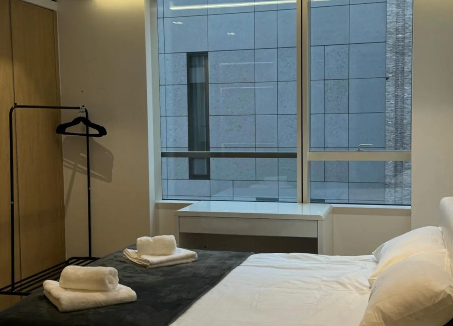 Spacious 3 Bedroom 3 Bathroom Apartment Near Tower Bridge Londyn
