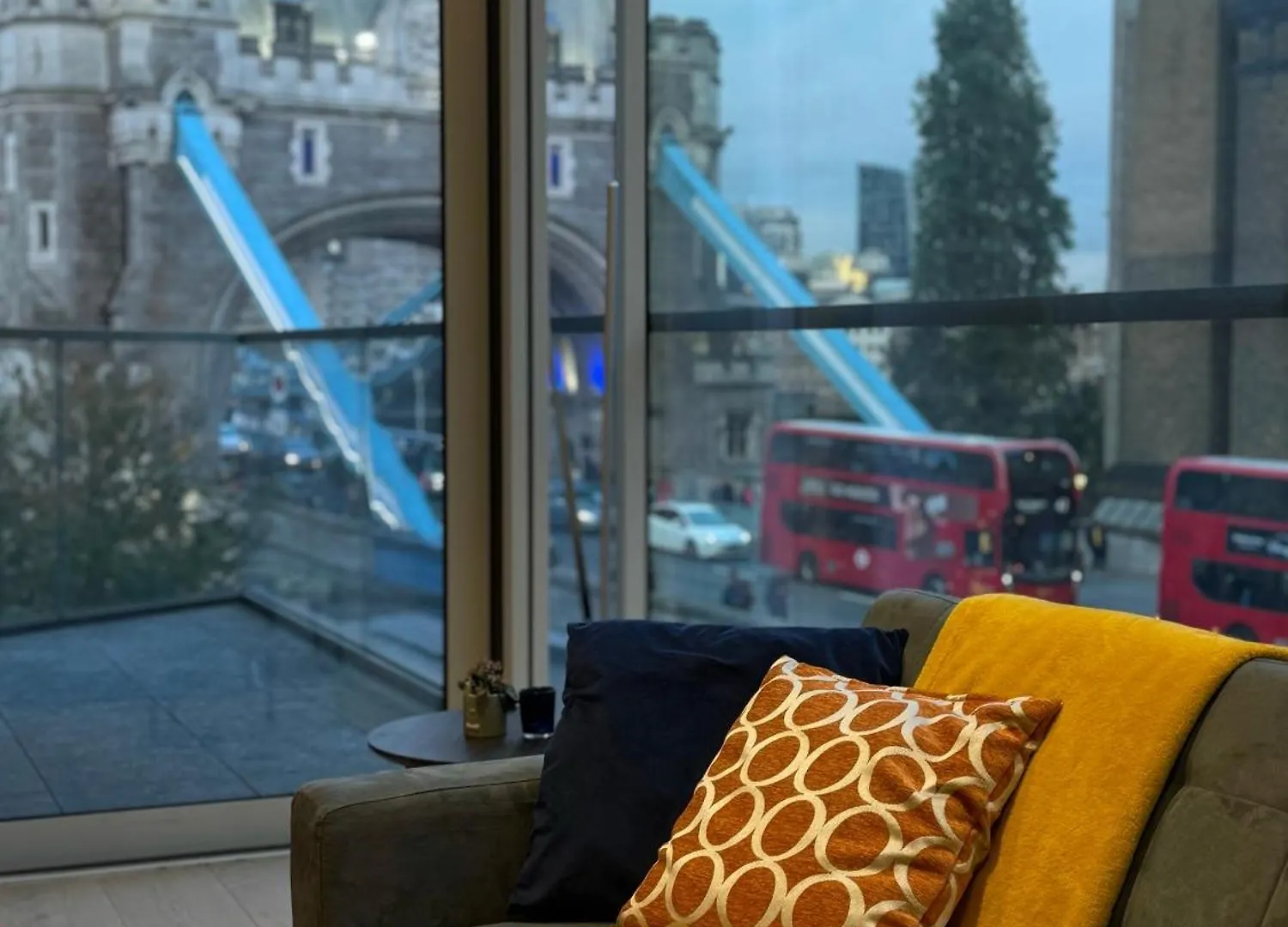 Spacious 3 Bedroom 3 Bathroom Apartment Near Tower Bridge Londyn